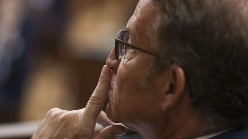 Feijóo acusa a Sánchez de debilitar la democracia al evitar la moción de confianza.