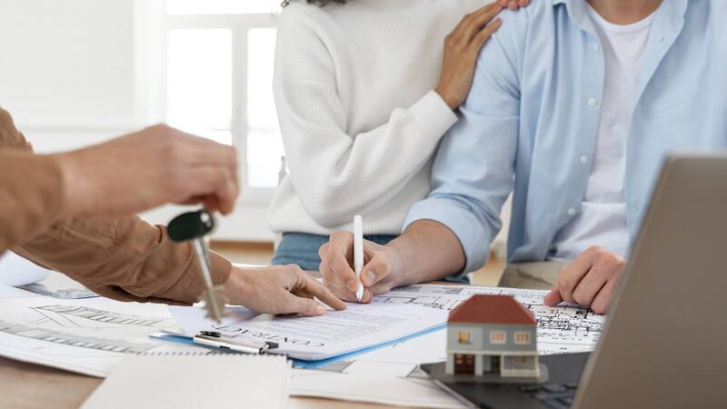 <div class="migrated-promo-image__description"><div class="migrated-promo-image__source">Fuente: Imagen de <a href="https://www.freepik.es/foto-gratis/pareja-sonriente-firma-contrato-casa-nueva_13104930.htm#query=inmobiliaria&position=3&from_view=search&track=country_rows_v1">Freepik</a></div><div class="migrated-promo-image__author">freepik</div></div>