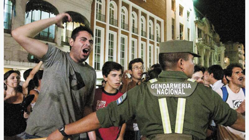 Hubo al menos dos muertos en Tucumán y represión por la noche