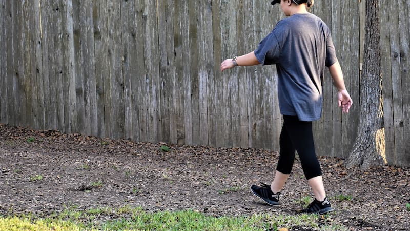 Caminar regularmente puede ayuda a mitigar la predisposición genética a la obesidad.