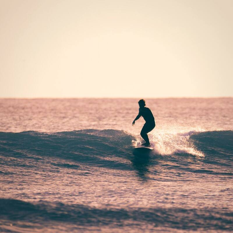 El oleaje en esta costa permite a sus visitantes poder practicar surf (Fuente: @dunamar.com.ar / Instagram)