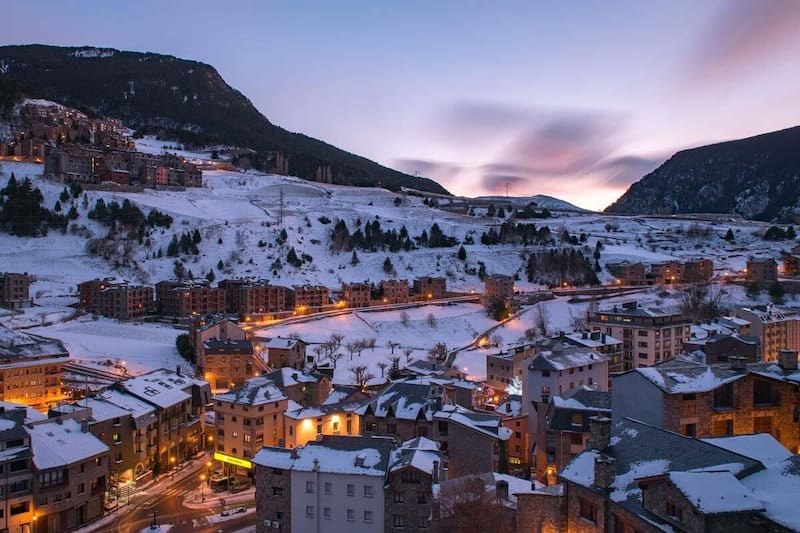 Muchas personas deciden emigrar a Andorra para poder tener los beneficios fiscales que ofrece.