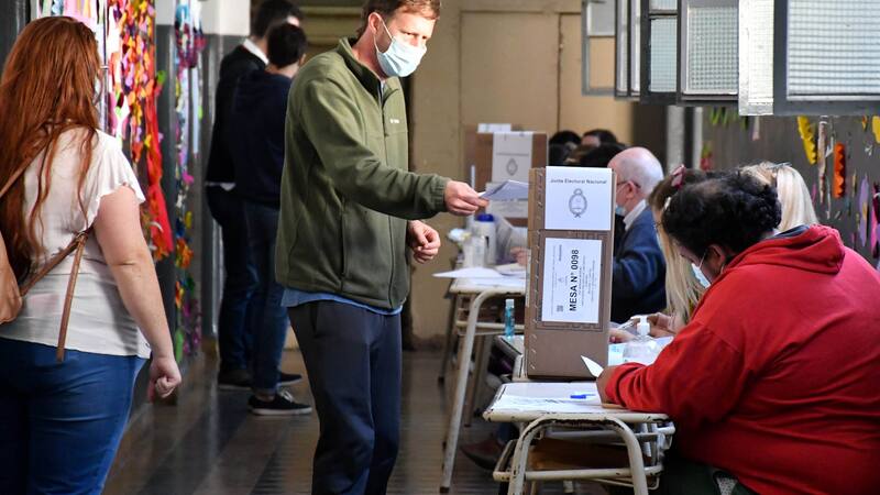 Una de las razones que puede justificar la no emisión del voto es si la persona de que la persona se encuentra a más de 500 kilómetros de distancia del lugar en el que tiene que sufragar.