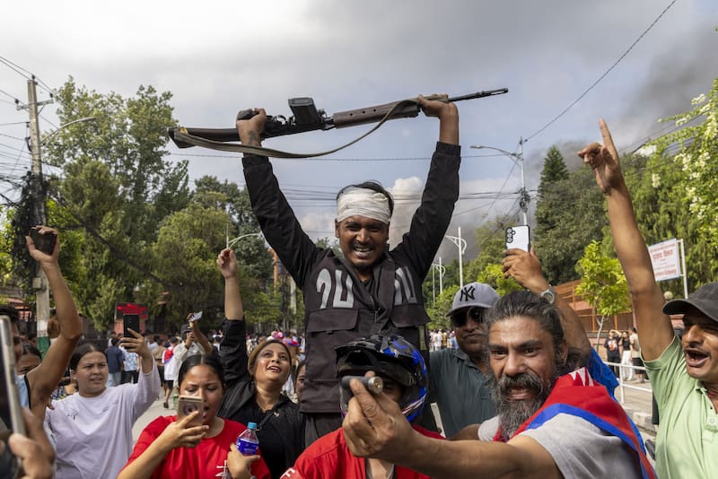 Antes de la prohibición, circularon en redes sociales videos que mostraban los autos lujosos, carteras de marca y vacaciones de los hijos de políticos, con etiquetas como #NepoKid y #NepoBabies. Foto: EFE.