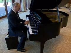 Putin demostró sus habilidades como pianista en China