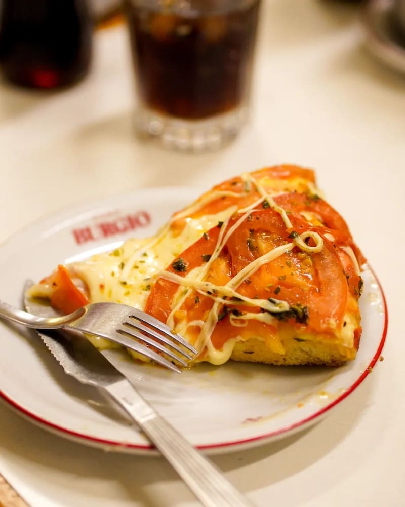 La pizzería es conocida por sus pizzas al molde y media masa, que han cautivado a los amantes de la buena comida. (Foto: Instagram @burgiopizzeria)
