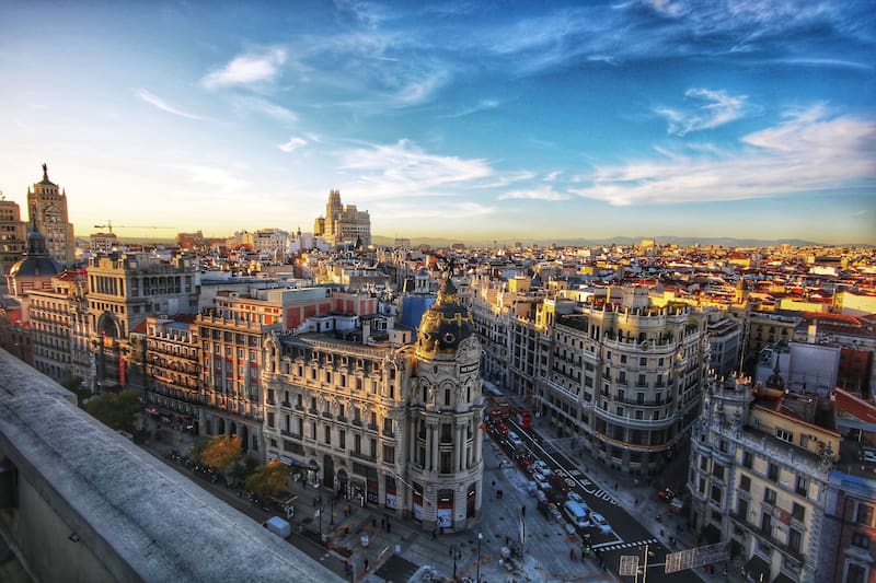 El clima seco y cálido de Madrid la convierte en un destino popular para expatriados que prefieren evitar los inviernos fríos.