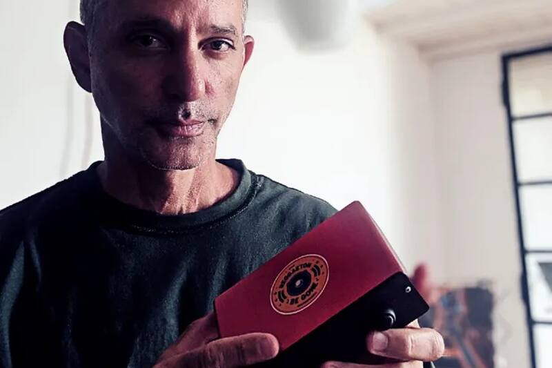 Roni Bandini y su invento, el "Reggeaton Be One". (Imagen: gentileza Roni Bandini)