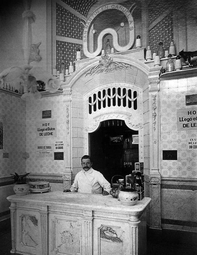 En los bares lácteos se vendía un vaso de leche con tres vainillas.