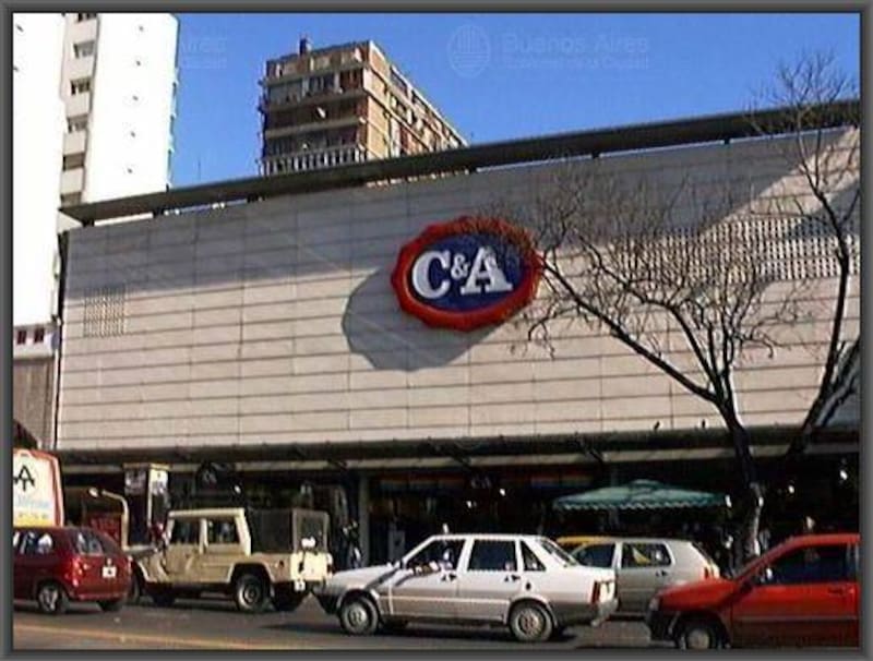 El icónico local de la cadena neerlandesa sobre avenida Cabildo. C&A se fue del país en 2009.