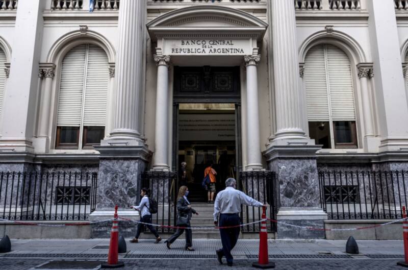 El Banco Central de la República Argentina prohibió la compra de criptoactivos por medio de entidades bancarias.