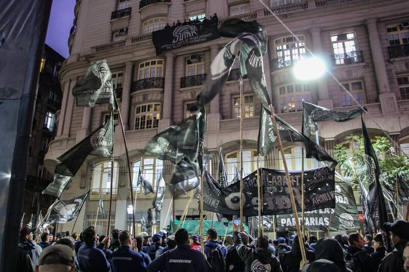 Además del atrincheramiento en la Dirección de Relaciones Laborales, hubo acampe del Sutna en Callao al 100, frente a la puerta del edificio