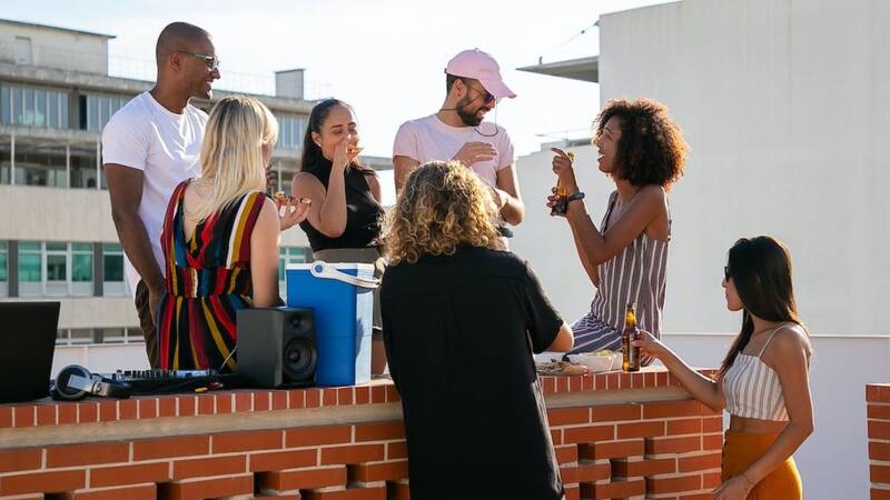 Algunos signos del zodíaco son más extrovertidos que otros. Estos son los más sociables, divertidos y abiertos a la comunicación y al diálogo. Foto: Pexels.