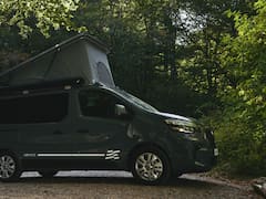 Esta furgoneta camper de Nissan es ideal para viajes largos en familia: está equipada con duchas, camas y cocina