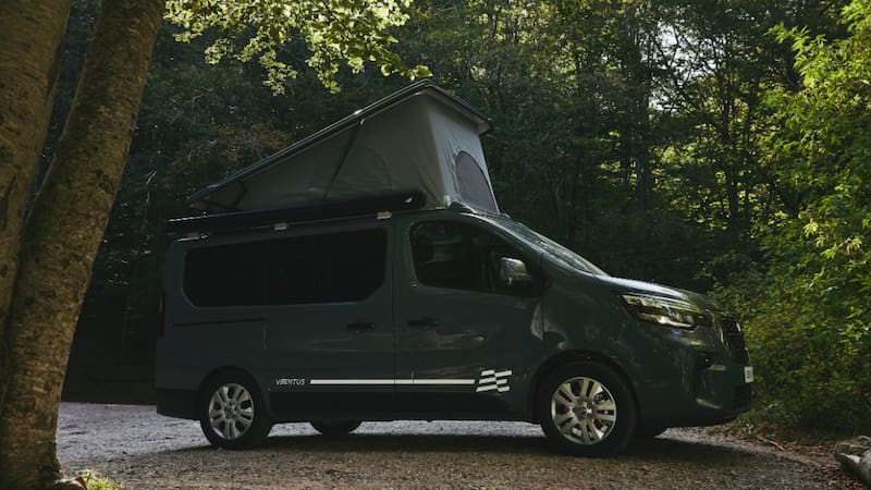 Esta furgoneta camper de Nissan es ideal para viajes largos en familia: está equipada con duchas, camas y cocina