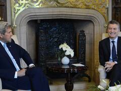 Macri recibió a Kerry, que le entregó documentos desclasificados de la dictadura