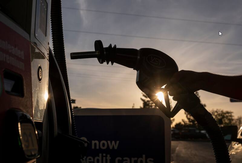 En la desaceleración de la inflación de abril fue clave que los precios del combustible cayeron desde máximos históricos, pero temen que fuera una situación temporaria - BLOOMBERG