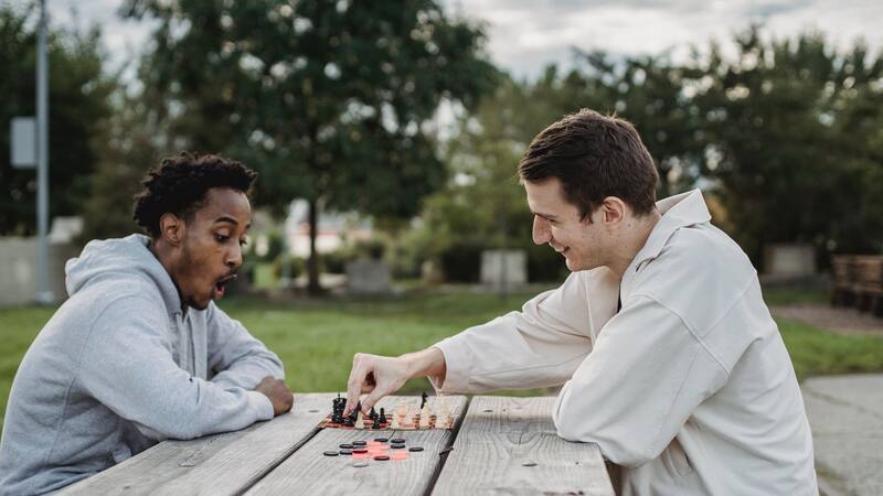 Comprender cómo influyen la voz y la expresión corporal puede marcar la diferencia en la comunicación.