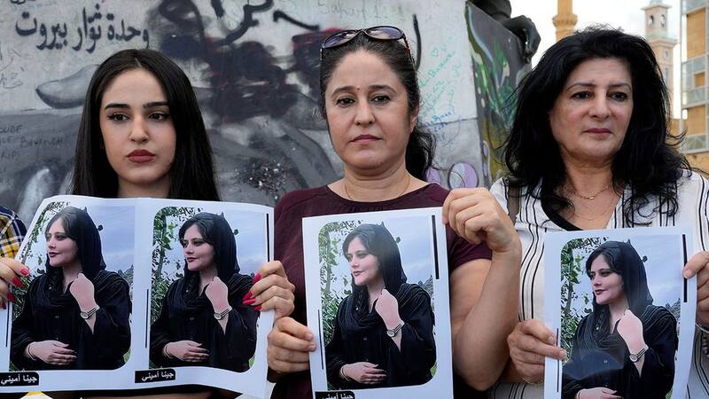 Las mujeres iraníes se manifiestan en las calles desde hace dos semanas tras la muerte de Mahsa Amini. (Foto: AP).