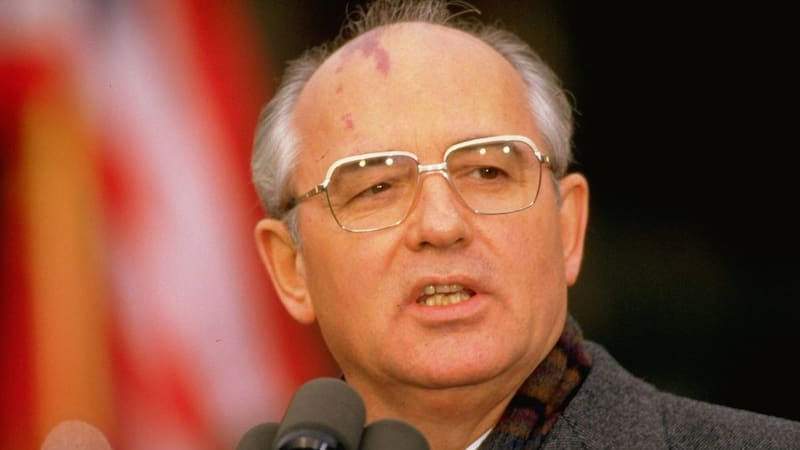 Gorbachov planteó en la sesión plenaria del 23 de abril de 1985 del Politburó la necesidad de acelerar el desarrollo socioeconómico y mejorar el bienestar del pueblo. Así nacía la Perestroika.