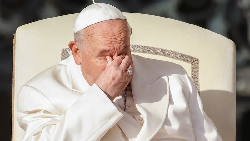 Tristeza en la Iglesia Católica: el parte médico del Papa Francisco asegura que es un paciente frágil y "no está fuera de peligro".