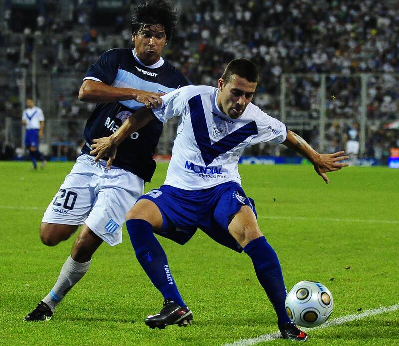 Otros tiempos: Nicolás Otamendi, de Vélez, cubre la pelota contra "Tito" Ramírez, de Racing, en 2009, cuando Penalty vestía a ambos equipos.