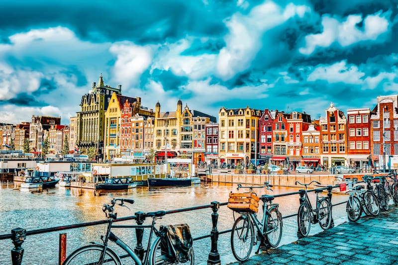 Uno de los destinos más codiciados por los jóvenes argentinos que buscan viajar mientras trabajan en el exterior con las reconocidas visas de Working Holiday es Europa.