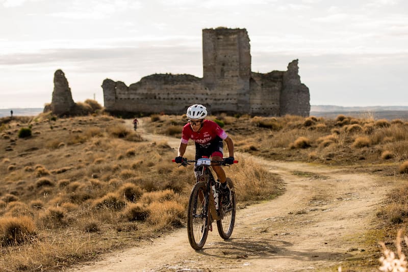 El Castillo de Fuentidueña de Tajo, huella medieval en lo alto del pueblo y testigo silencioso del paso de la historia literaria y bélica de la región. El entorno, con rutas señalizadas y caminos junto al río, es ideal para la práctica de ciclismo y deportes al aire libre. (Imagen: Wikimedia Commons)