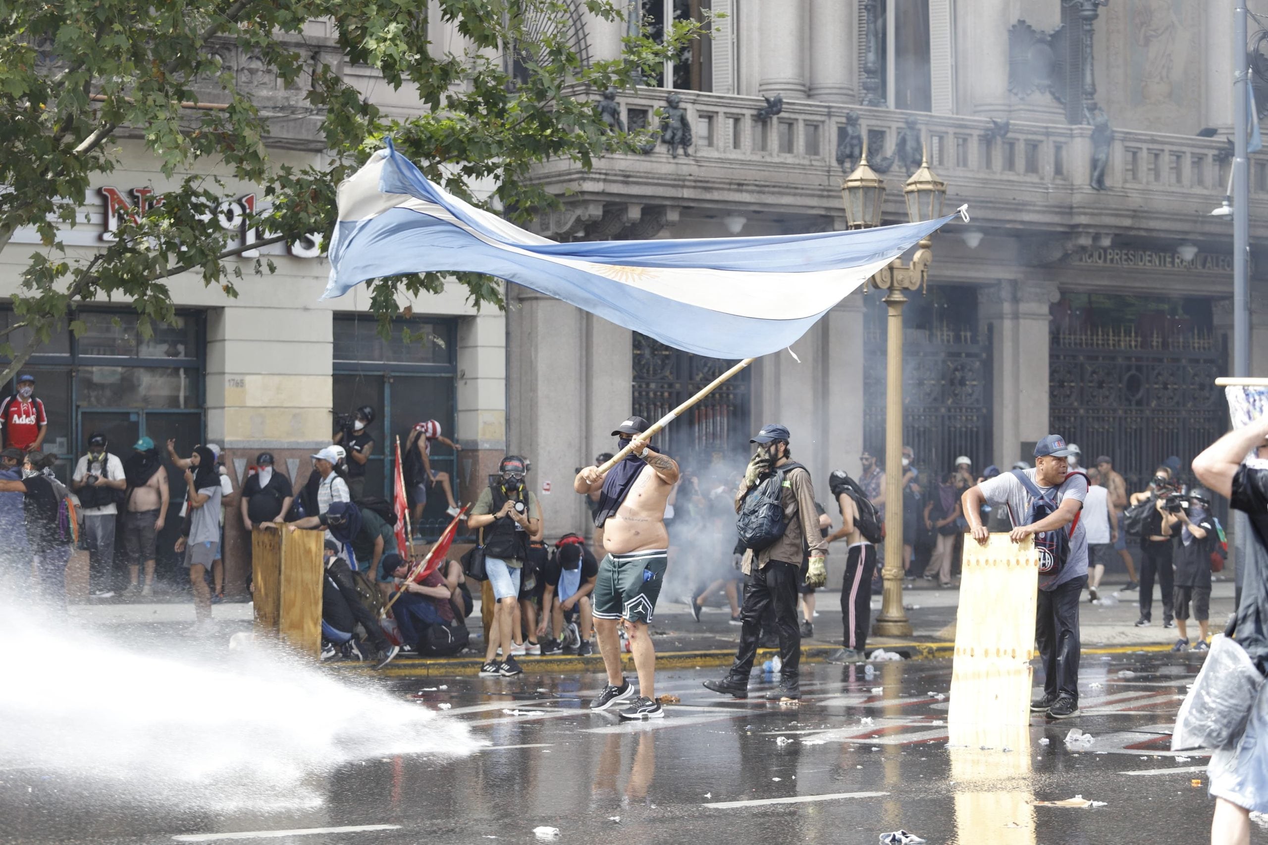 El Gobierno denunció por terrorismo a los responsables de los incidentes frente al Congreso y pidió detenciones inmediatas