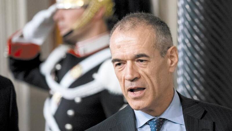 Carlo Cottarelli durante una conferencia de prensa en el Palacio Quirinale, en Roma