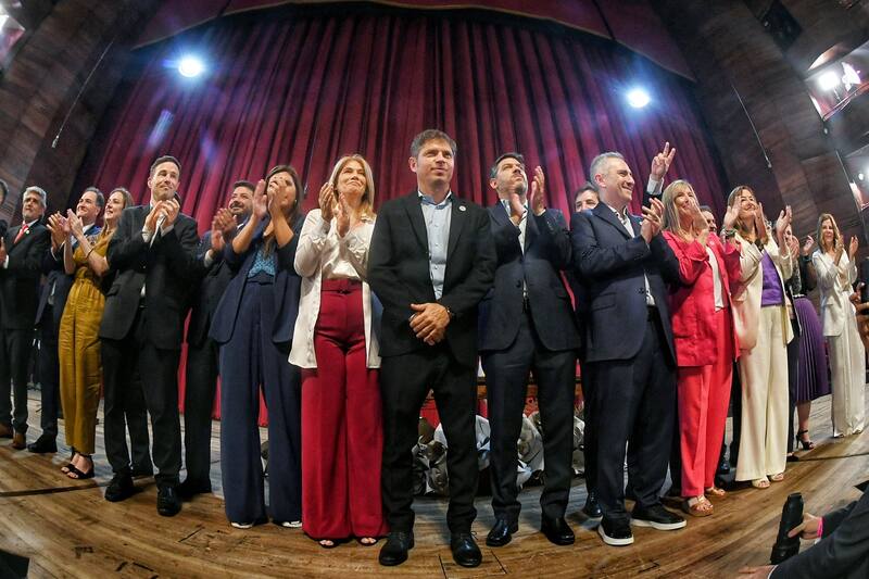 Axel Kicillof junto a su gabinete el día de la jura en el Teatro Argentino de La Plata