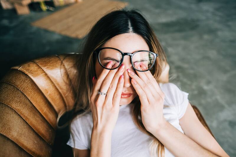 Adiós a los lentes: nueva terapia en gotas para tratar la vista cansada recibe luz verde en EE.UU. Fuente: Shutterstock.