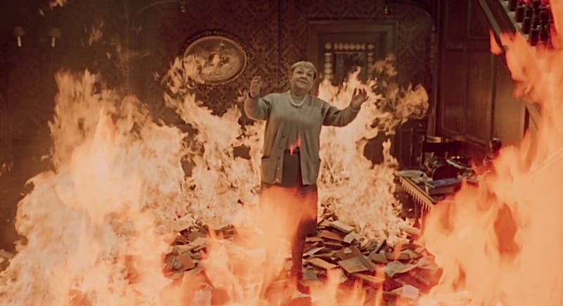 La noticia ha generado inevitablemente comparaciones con la novela Fahrenheit 451 de Ray Bradbury, donde un régimen autoritario ordena quemar libros para controlar el pensamiento. (Imagen de la película Farenheit 451, dirigida por el francés François Truffaut, de Wikimedia Commons)
