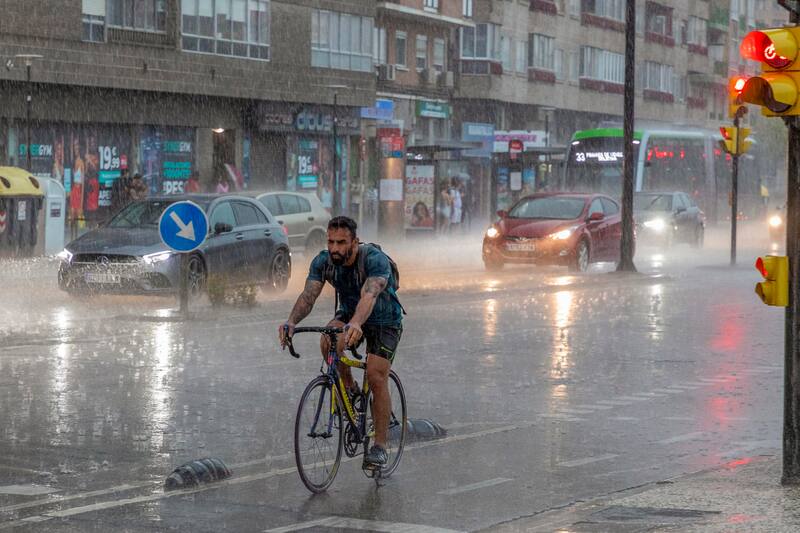 La llegada de un frente atlántico dejará este viernes precipitaciones en el la mitad oeste de Galicia y chubascos y tormentas localmente fuertes en el cuadrante noreste peninsular. (Imagen: EFE)