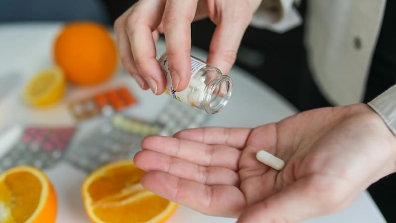 La producción de colágeno disminuye con la edad.