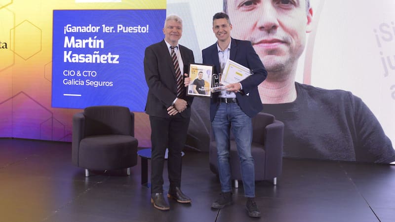 Horacio Riggi, subdirector de El Cronista, le entrega el premio a Martín Kasañetz, CIO y CTO de Galicia Seguros