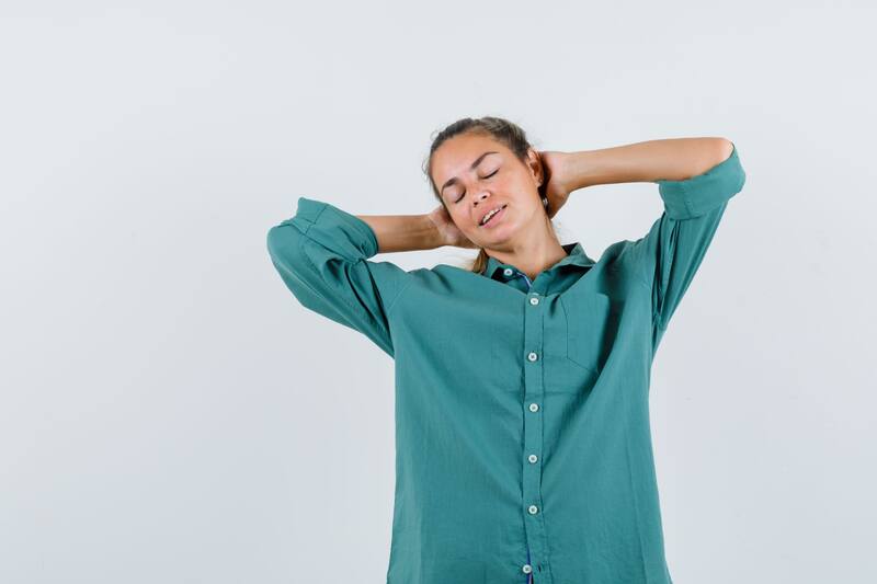 Inclinar la cabeza suavemente hacia un lado, mientras se aplica una leve presión en la sien contraria, ayuda a estirar los músculos del cuello (Fuente: Freepik)