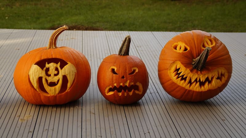 Se le puede añadir canela en la tapa para que tenga un buen olor cuando prendas la vela.