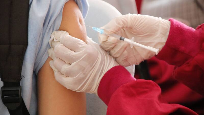 Vacunate para viajar al país vecino y estar protegido ante una conocida enfermedad infecciosa.