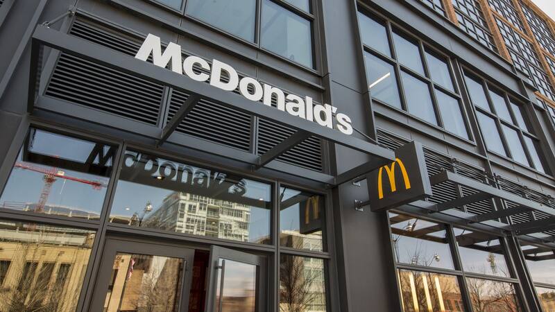 La famosa cadena de comida rápida lanzó ofertas laborales para cubrir vacantes en España.