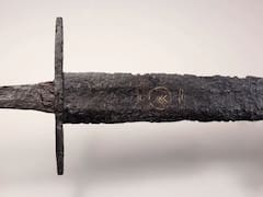 Desentierran una antigua espada medieval con una leyenda aterradora sobre los vikingos: "Nudo infinito"