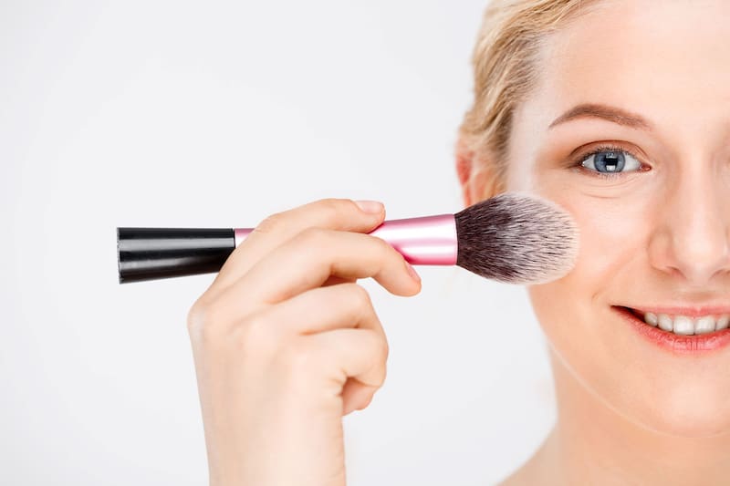 La Profeco evaluó 18 bases de maquillaje y determinó que es posible encontrar opciones de alta calidad sin gastar en marcas costosas. Fuente: Freepik