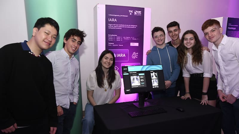 El grupo creador de la IA en el MVP Experience, evento organizado por la escuela a la que asisten.