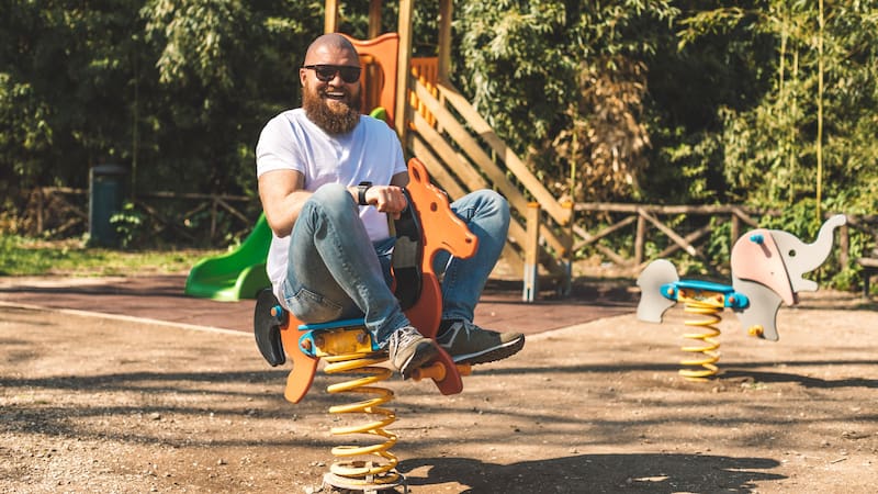 A medida que la sociedad envejece, nos estamos haciendo personas más infantiles, según un bestseller.