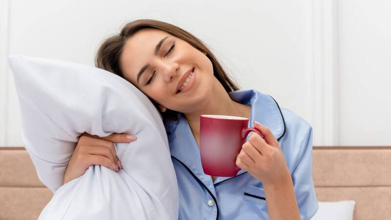 Dormir adecuadamente favorece la reparación celular y disminuye el riesgo de problemas inflamatorios (Fuente: Freepik)