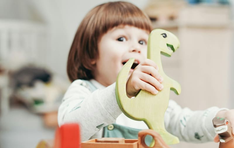 El apoyo de los adultos en el gusto de los pequeños por los dinosaurios resulta fundamental para fortalecer el vínculo de orgullo y bienestar en la familia. (Foto: Pexels)