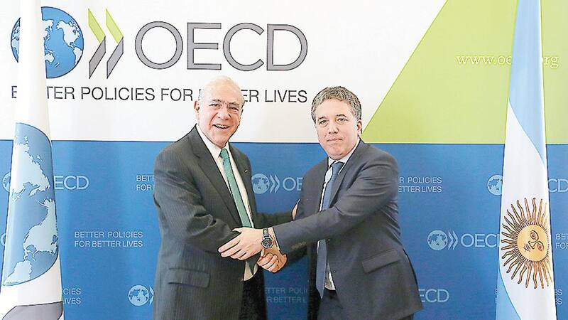 El ministro Nicolás Dujovne con el mexicano ngel Gurría, secretario general de la OCDE.
