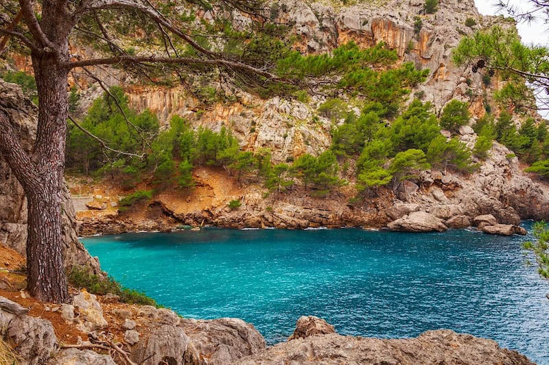 Benalmádena también cuenta con una playa nudista llamada Benalnatura. Imagen: Pixabay.