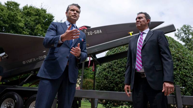 El secretario de Defensa, Pete Hegseth (izquierda), y el subsecretario de Defensa para Investigación e Ingeniería, Emil Michael (derecha), hablan frente a un dron de combate Kratos XQ-58 "Valkyrie" durante la exhibición "Día del Dron" en el Pentágono, el 16 de julio de 2025. (Foto del Departamento de Defensa de USA)