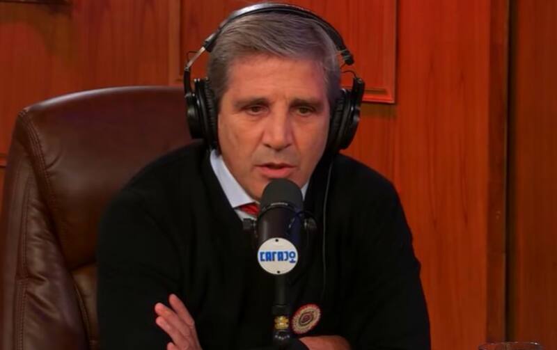 Luis Caputo en el programa que sus asesores tienen en Carajo.